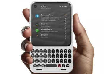Clicks представила собственный смартфон с физической клавиатурой