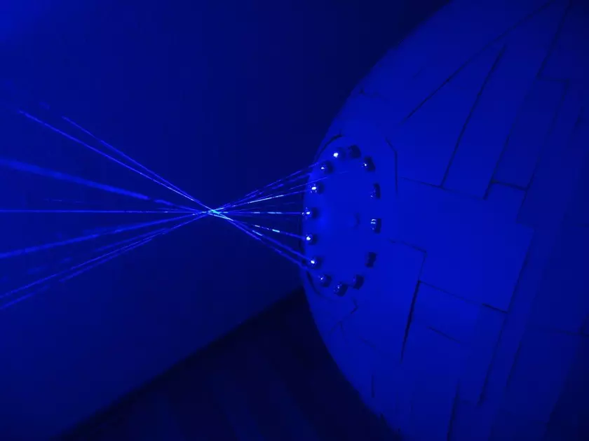 Самодельная Звезда Смерти с мощной лазерной пушкой