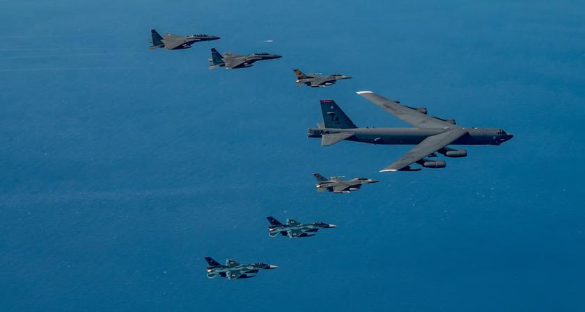 США, Республика Корея и Япония впервые в истории провели трёхсторонние воздушные учения с применением B-52H Stratofortress, F-16 Fighting Falcon, F-15K Eagle и F-2