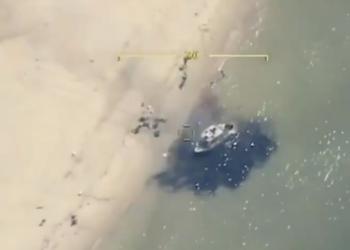 ВМС Украины показали как с помощью Bayraktar TB2 уничтожили российский катер КС-701 «Тунец» во время высадки десанта