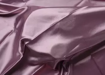 Sony что-то тизерит — розовую версию WH-1000XM6 или новую гарнитуру?