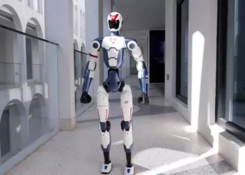 Unitree R1 — недорогой гуманоидный робот за $5 900 с акробатикой