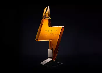 Ещё одна шутка превратилась в реальность: Илон Маск представил текилу Tesla с бутылкой в виде молнии и ценником в $250