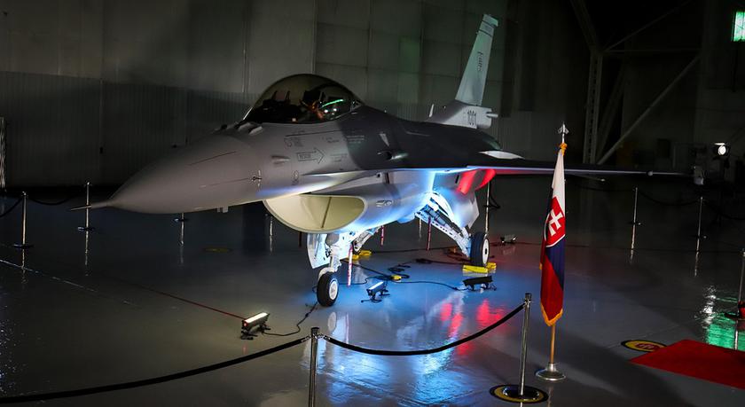 Lockheed Martin представила первый модернизированный истребитель четвёртого поколения F-16 Block 70 для ВВС Словакии