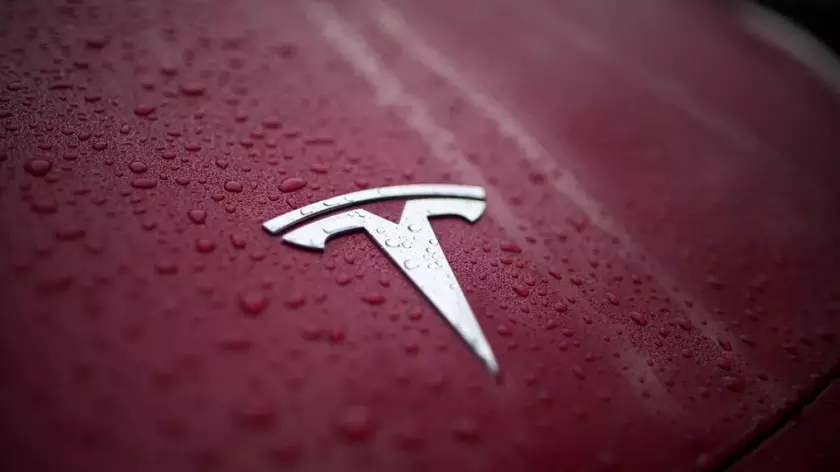 Tesla: Небольшое обновление легендарного логотипа