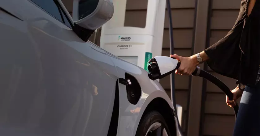 Как правильно подключить зарядное устройство к электромобилю: пошаговое руководство