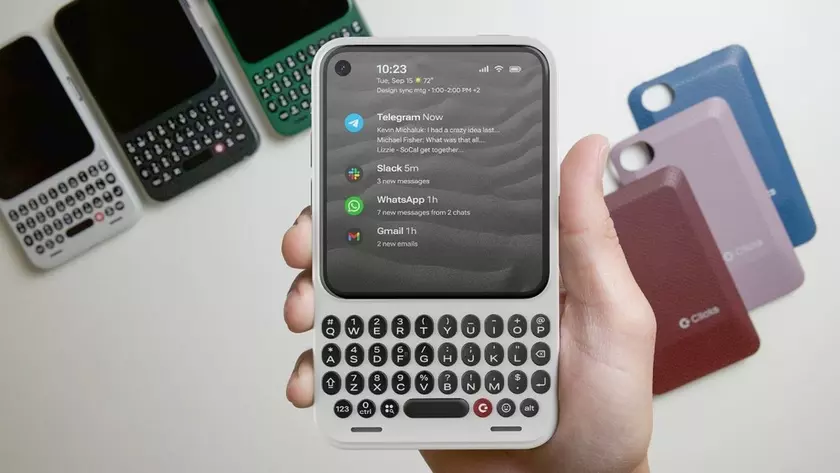 Смартфон Clicks Communicator с физической клавиатурой