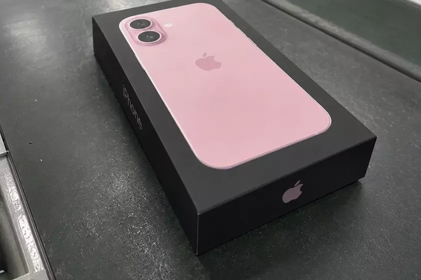Упаковка iPhone 18 в розовом цвете