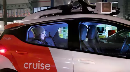 Cruise rappelle 950 véhicules sans conducteur après que l'un d'entre eux a traîné un piéton qu'il a heurté sur la route.