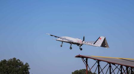 Le drone d'attaque Bayraktar TB3 est lancé pour la première fois d'un tremplin de saut à ski