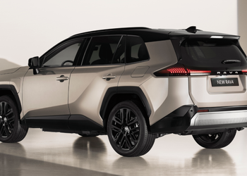 Новый Toyota RAV4 предупреждает об опасностях на перекрестках и быстро приближающихся сзади автомобилях на шоссе