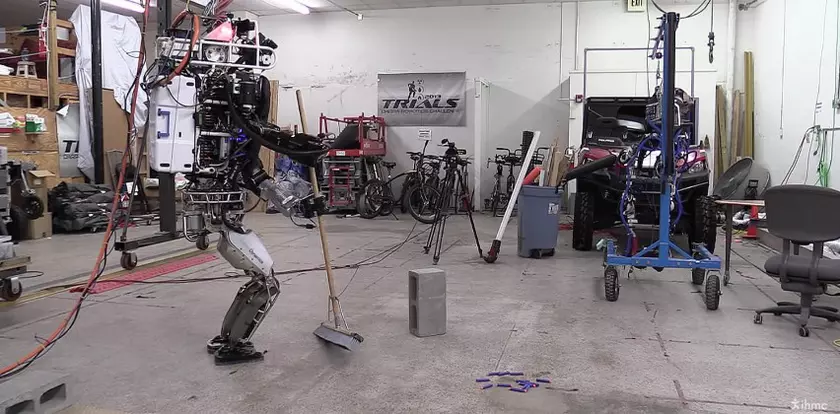 Человекоподобный робот ATLAS научился пользоваться пылесосом и метлой