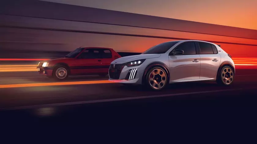 Электрический хот-хетч Peugeot E-208 GTi в движении