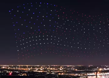 Леди Гага выступила с тремя сотнями дронов Intel