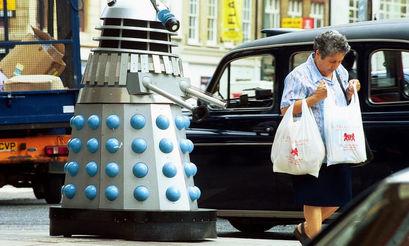 В Британии робот из сериала «Доктор Кто» ездит по улицам и напоминает гражданам оставаться дома во время пандемии коронавируса