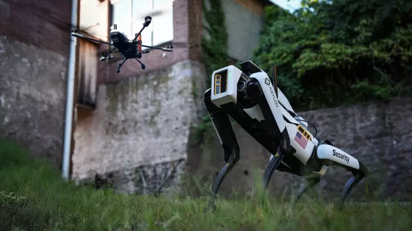 Робопёс DroneDog возле зарядной станции