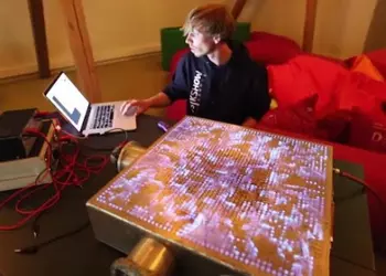 Интересные видео недели: пламенный визуализатор музыки, концепт iPhone 6 Pro и электрический маунтинборд