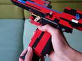 Пистолет из LEGO стреляет, но не ранит