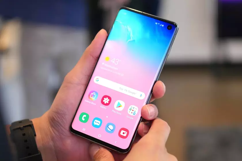 Samsung без объяснений возобновила обновление Android 11 с One UI 3.0 для смартфонов Galaxy S10