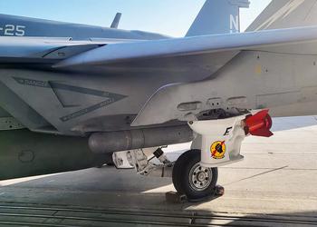 ВМС США показали истребитель F/A-18E Block III Super Hornet с унитазом в роли бомбы