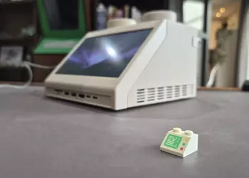 LEGO-кирпич на стероидах: Как дизайнер поместил Mac mini M4 в гигантский конструктор 1970-х