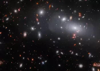 James Webb нашёл космический объект, у которого есть машина времени – одна и та же галактика появилась в трёх разных местах на одной фотографии