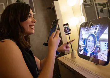 Samsung показала умное зеркало MICRO LED Beauty: оно умеет анализировать кожу и давать рекомендации по уходу