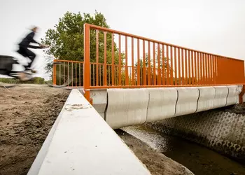 В Голландии открылся первый в мире мост напечатанный на 3D-принтере