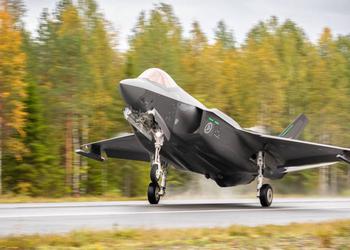 Истребители пятого поколения F-35A Lightning II впервые в истории совершили взлёт и посадку на шоссе общего назначения