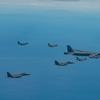 Die USA, die Republik Korea und Japan führten zum ersten Mal eine trilaterale Luftübung durch, an der B-52H Stratofortress, F-16 Fighting Falcon, F-15K Eagle und F-2 beteiligt waren.-4