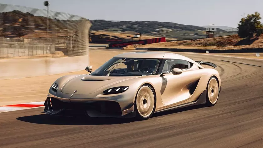 Гиперкар Koenigsegg Gemera в сером цвете