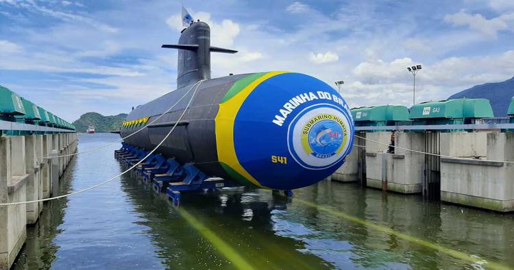 Brasil bota el tercer submarino de ...