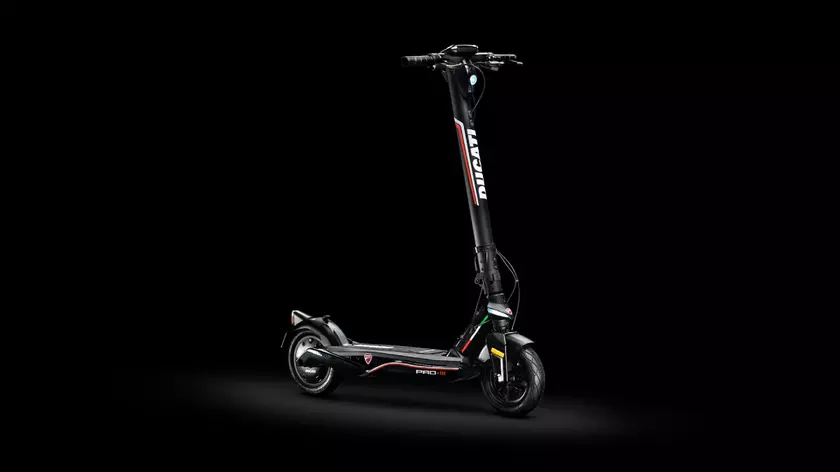 Ducati Pro-III: электросамокат с NFC-ключом, запасом хода до 50 км и скоростью до 25 км/ч за €799