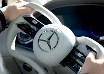 Mercedes-Benz EQS получил steer-by-wire и авиационный штурвал