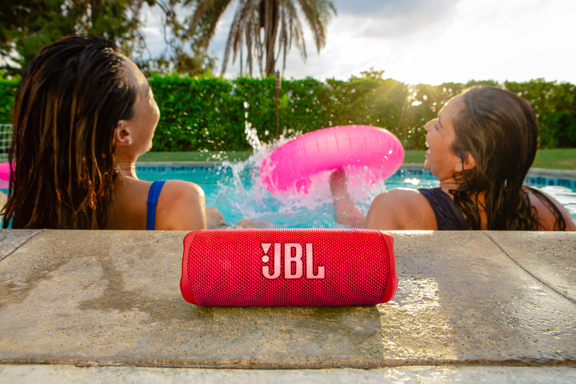 В Украине стартуют продажи портативной колонки JBL Flip 6: водозащита IP67 и до 12 часов автономности за 4 тысячи гривен