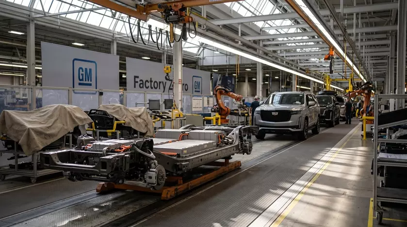 Электрический пикап General Motors на зарядке