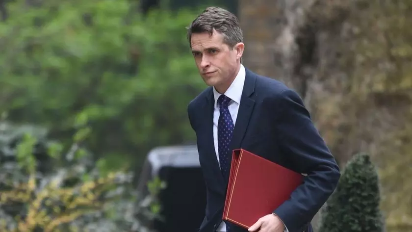 Siri перебила доклад министра обороны Великобритании, чтобы рассказать ему о Сирии