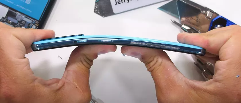 Гнется и трещит по швам: OnePlus Nord провалил проверку на прочность