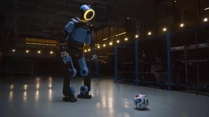 Робот Atlas від Boston Dynamics грає у футбол