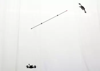 Впечатляющее видео с участием квадрокоптеров-жонглёров