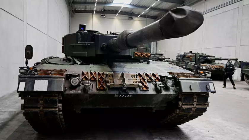 Канцлер Шольц осматривает производство: Leopard 2 в фокусе