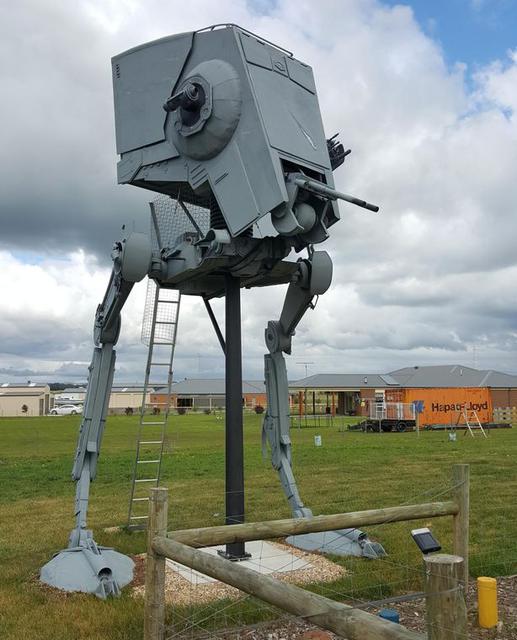 Фанат Star Wars построил имперский шагоход в натуральную величину