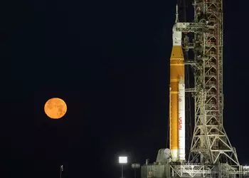 Лунная диета для бюджета: NASA хочет «подвинуть» ракету SLS в пользу SpaceX