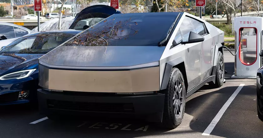 Tesla Cybertruck в действии: как электрический пикап заряжается на станции Supercharger