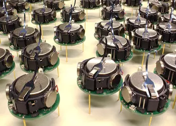 Рой из 1024 взаимодействующих между собой роботов Kilobots