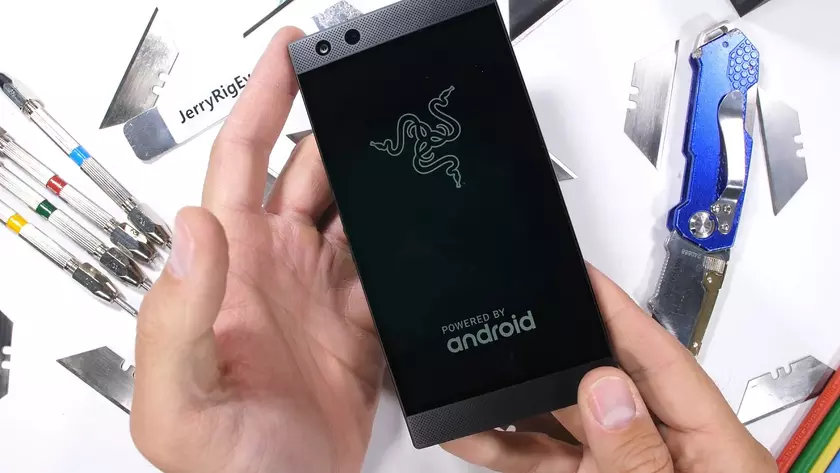 JerryRigEverything назвал Razer Phone 2 одним из самых прочных флагманов