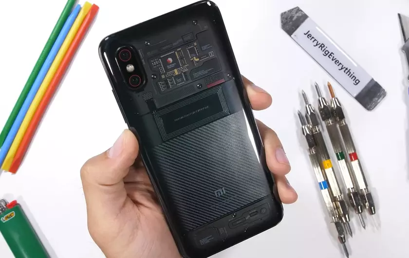 Xiaomi Mi 8 Explorer Edition прошел не все тесты JerryRigEverything