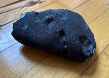 Ein seltener, 4,6 Milliarden Jahre alter Meteorit, der seit Beginn des Sonnensystems existiert, trifft ein Haus in den USA