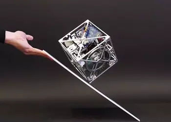 Балансирующий и шагающий роботизированный куб Cubli