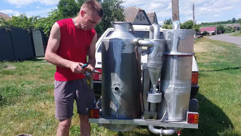 Украинец перевёл автомобиль на дрова из-за дефицита топлива